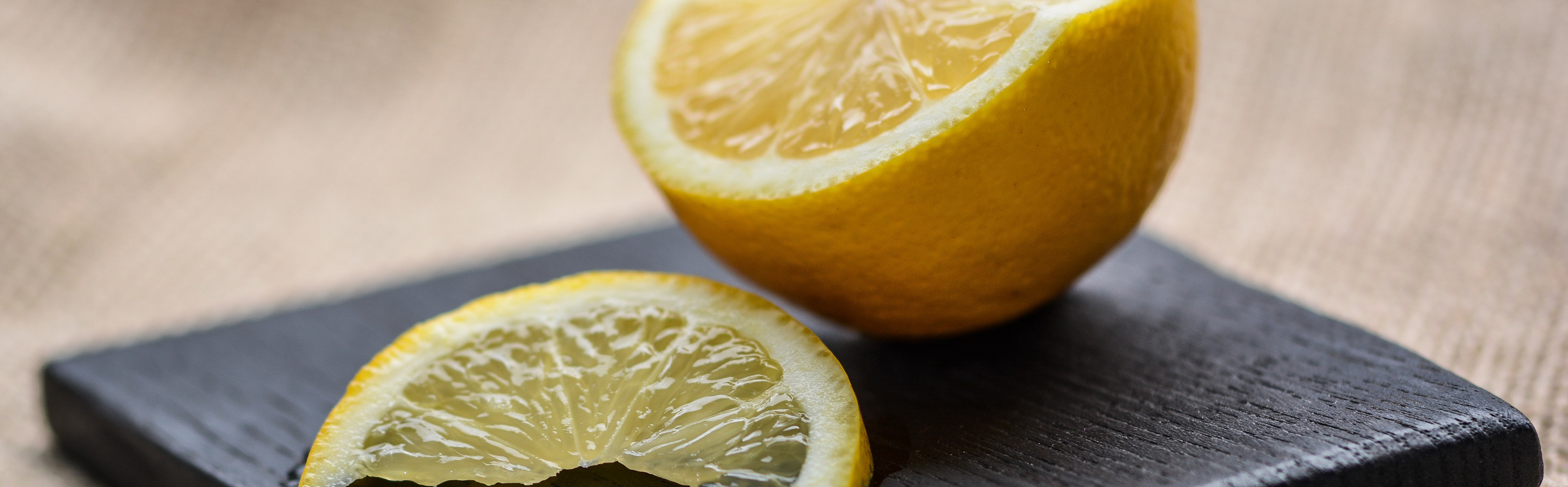 разрезанный лимон. косточки лимона. почему хочется лимона с кожурой. лимон замороженный и натертый. лимонное дерево.